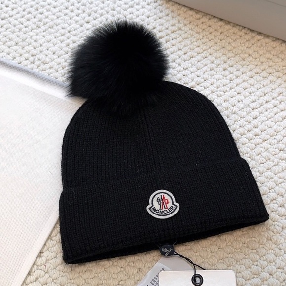 Moncler masked knitted hat - Picture 1 of 5
